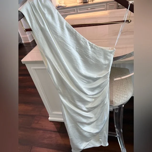 Stunning Elliatt dress in ivory - Picture 6 of 8